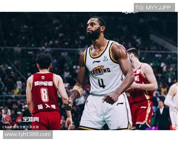 三号篮球明星的崛起与挑战：从校园到职业赛场的奋斗历程与成就分享